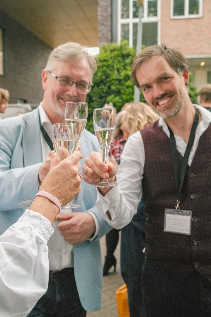 Feestelijke toost tijdens het jubileum van het Prins Claus Conservatorium