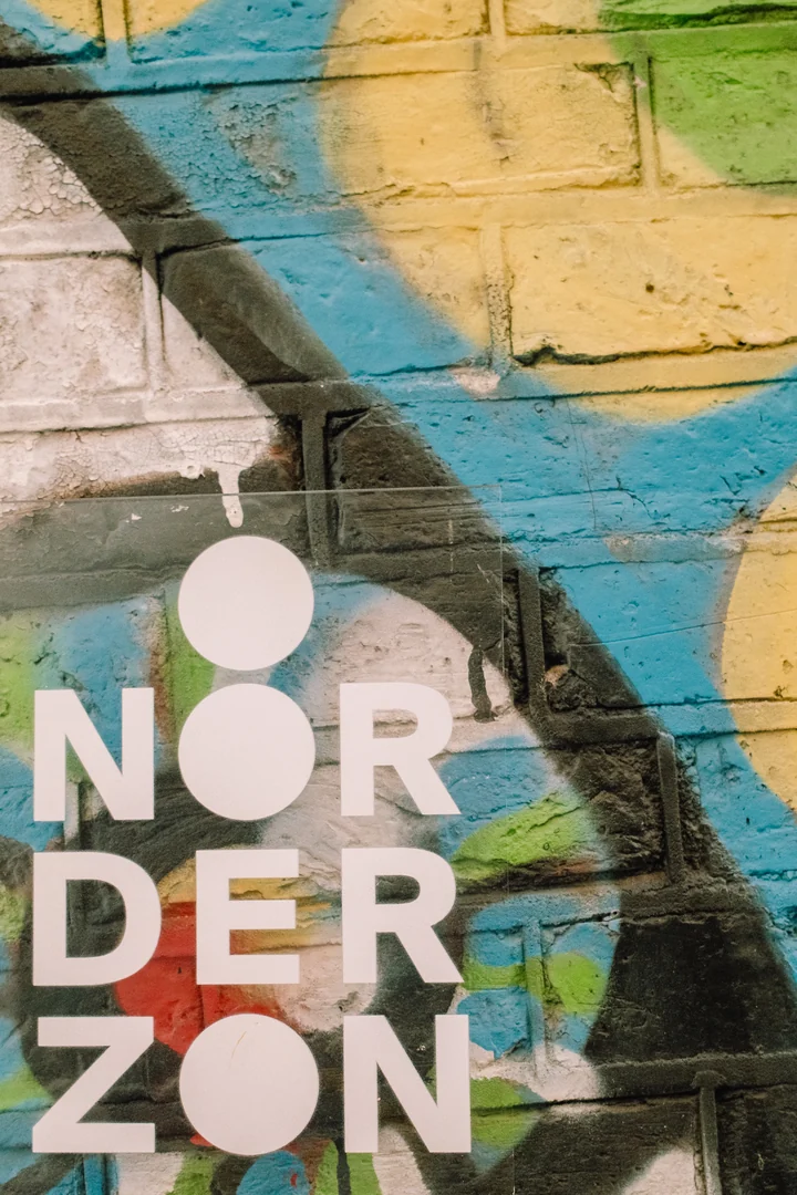 Noorderzon-affiche achter glas en kleurvlakken