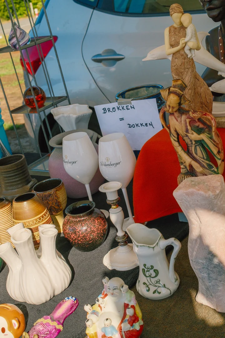 Verzameling voorwerpen op een marktkraam