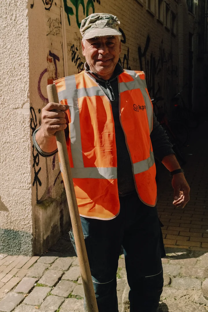 Portret van een vakman met gereedschap en oranje veiligheidsvest